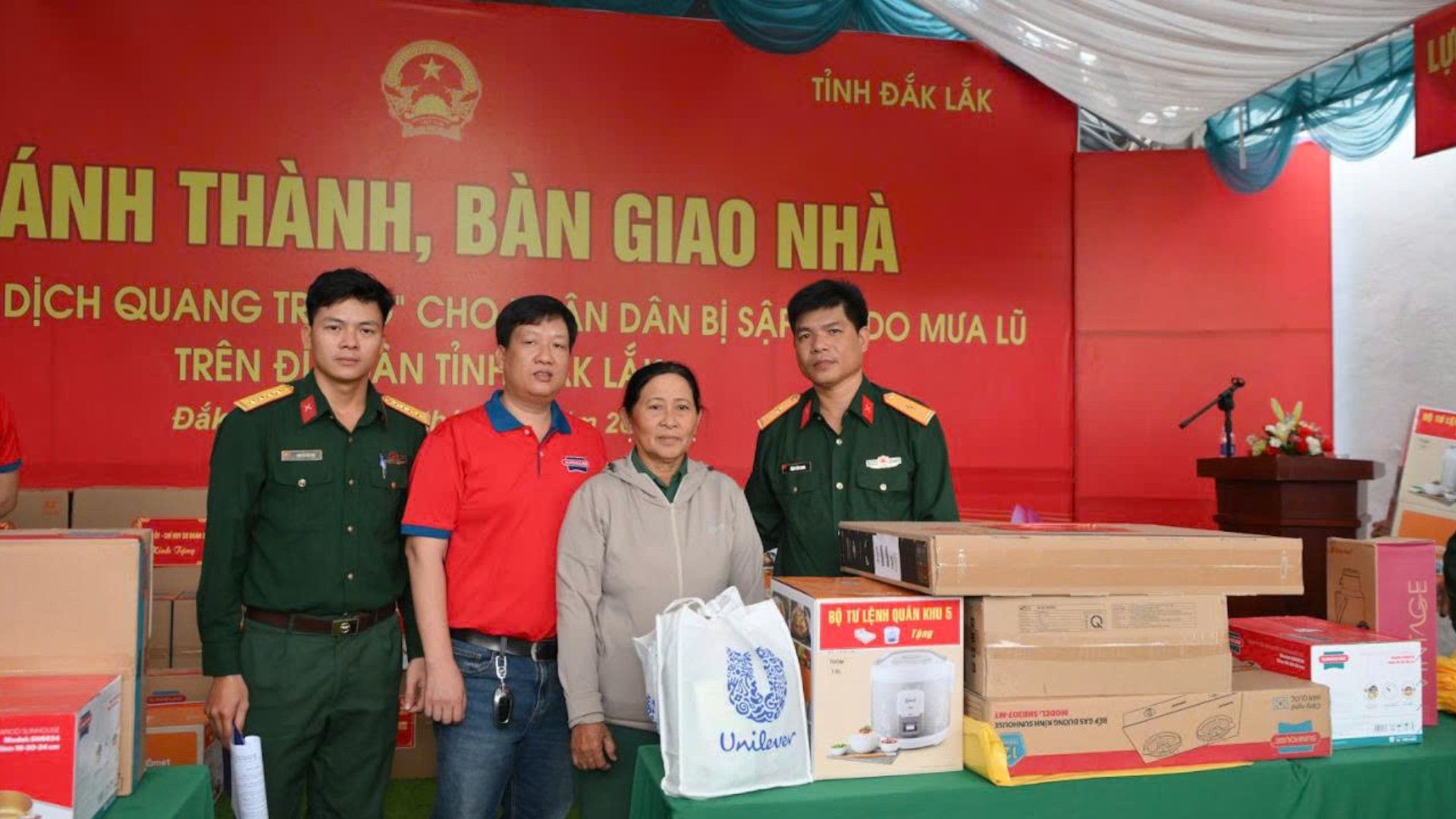 Nhiều doanh nghiệp chung tay cùng Nhà nước và Quân đội hỗ trợ nhu yếu phẩm, góp phần giúp người dân ổn định cuộc sống