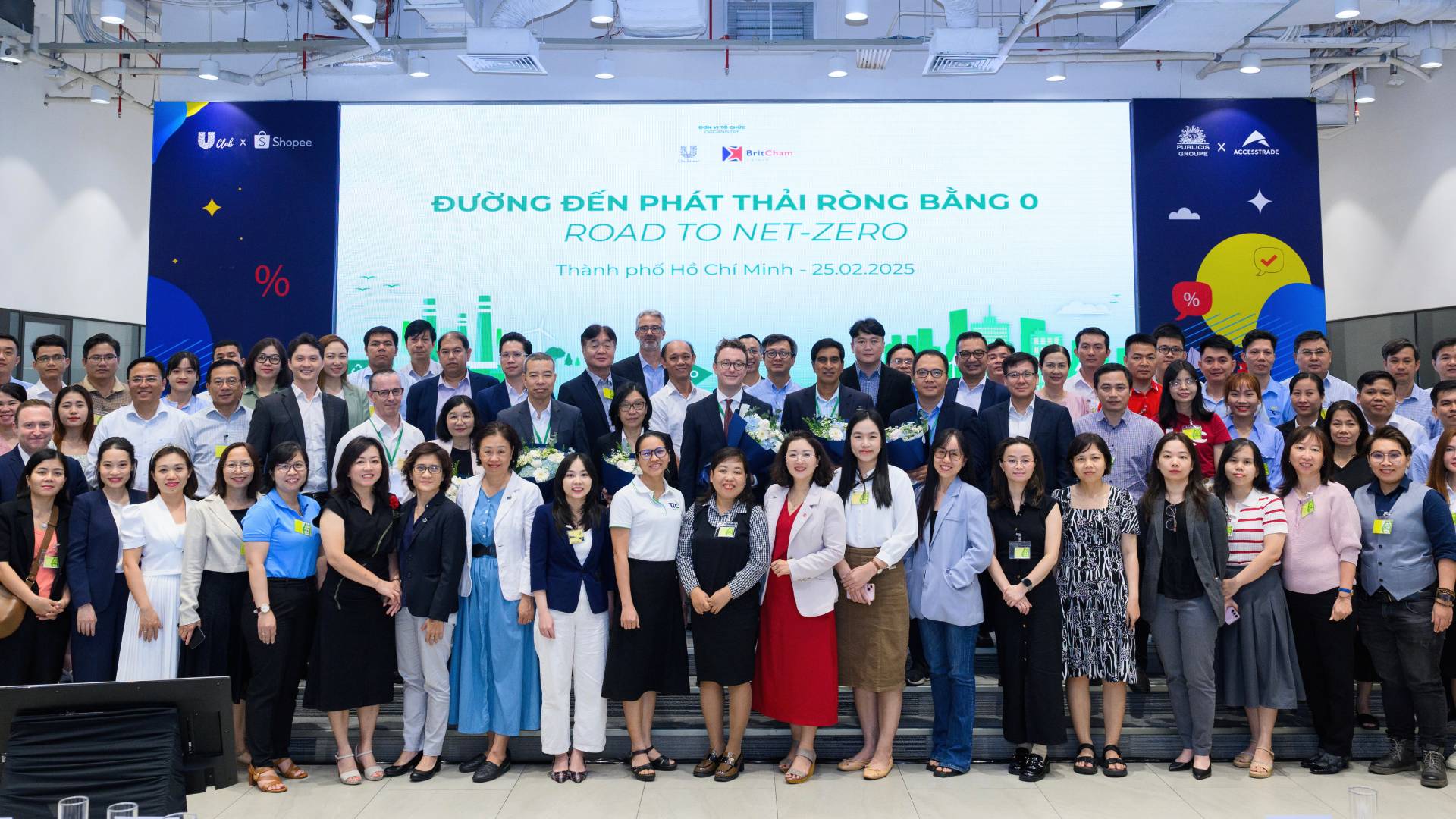 Ảnh chụp tập thể đại diện nhà cung ứng trong chuỗi cung ứng của Unilever cùng các đối tác và diễn giả.