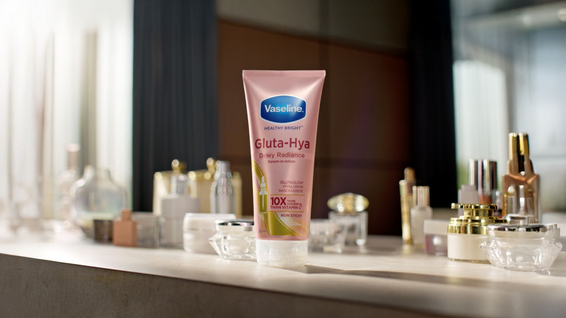 Một tuýp serum-dưỡng ẩm Gluta-Hya Dewy Radiance của Vaseline được trưng bày cùng với nhiều sản phẩm chăm sóc da khác trên quầy.