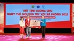 đại diên Unilever và nhãn hàng Lifebuoy trao tặng