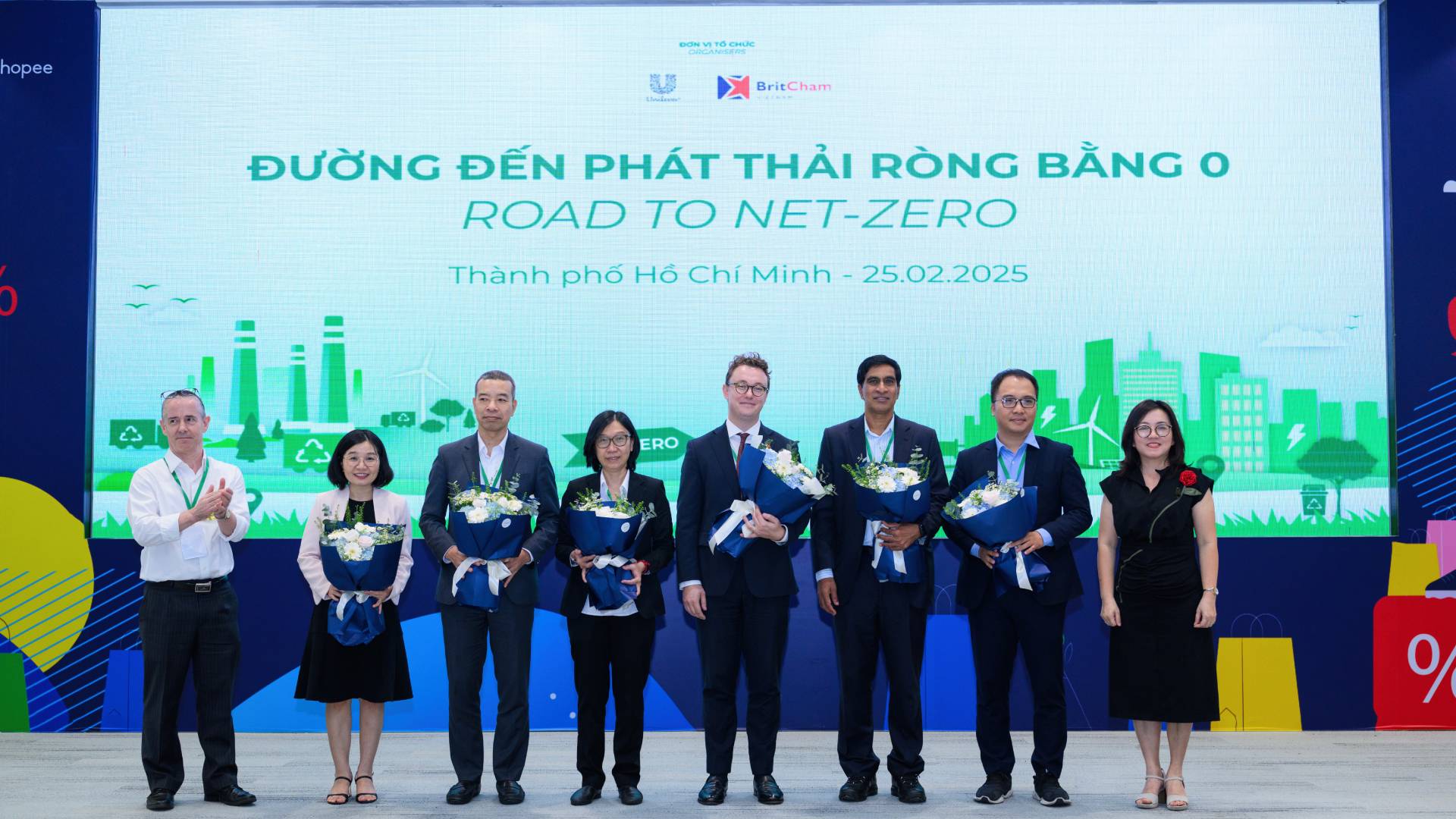 Trao hoa và cảm ơn diễn giả tại Hội thảo tập huấn Đường đến Phát thải ròng bằng 0