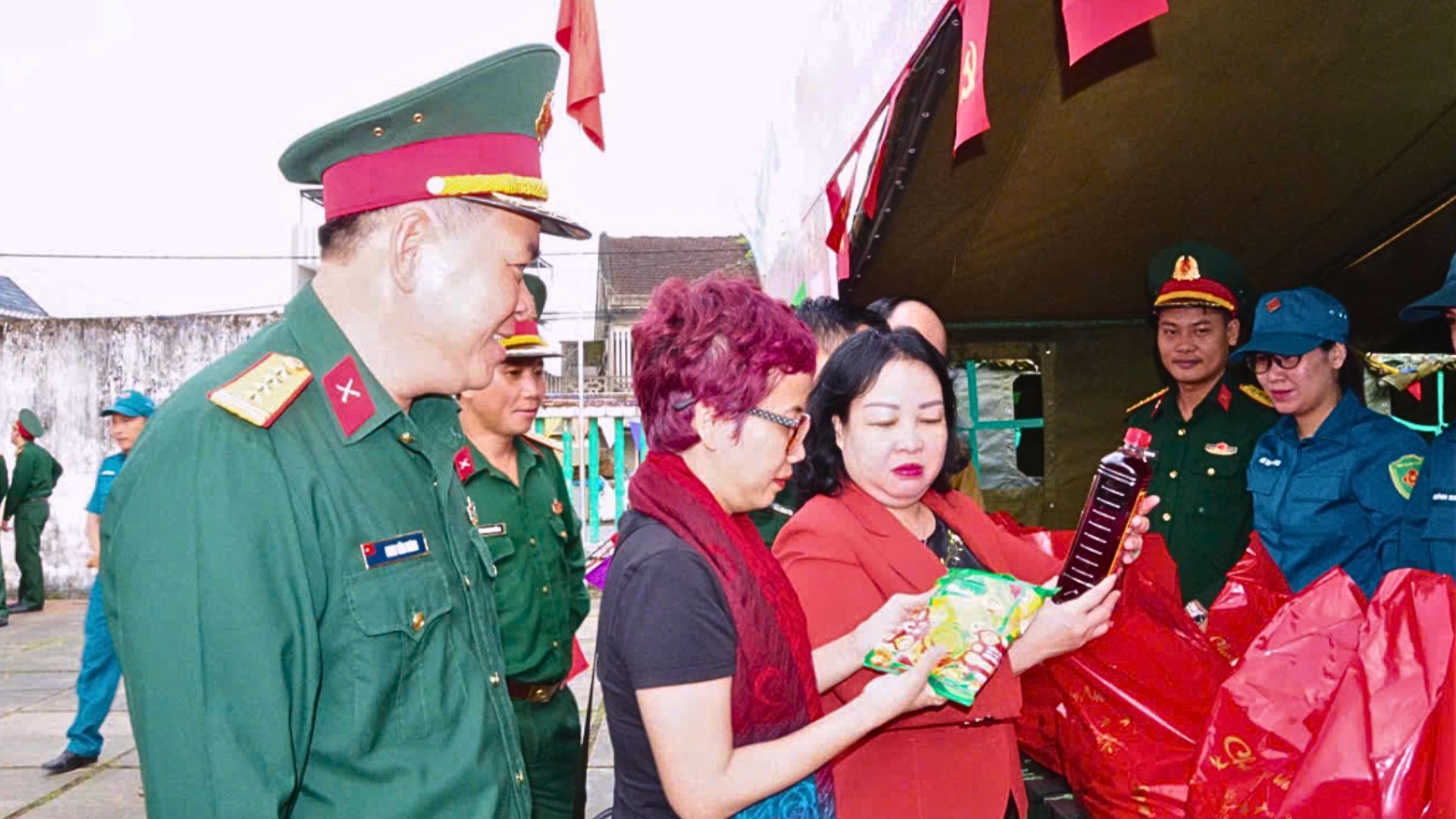 Đồng chí Cao Thị Hòa An, Ủy viên Trung ương Đảng, Phó Bí thư Thường trực Tỉnh ủy, Chủ tịch HĐND tỉnh thăm Gian hàng 0 đồng tại ngày hội