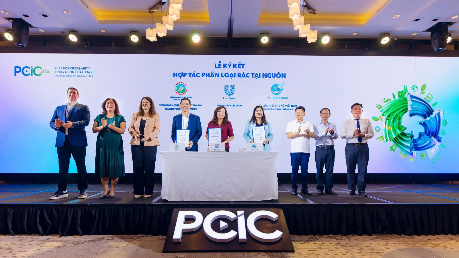 Ông Nguyễn Hồng Nguyên, Phó Giám đốc Sở Nông nghiệp và Môi trường TP. HCM; Bà Nguyễn Thị Ngọc Linh, Phó Chủ tịch Hội liên hiệp phụ nữ TP. HCM  và Bà Lê Thị Hồng Nhi ký kết biên bản ghi nhớ