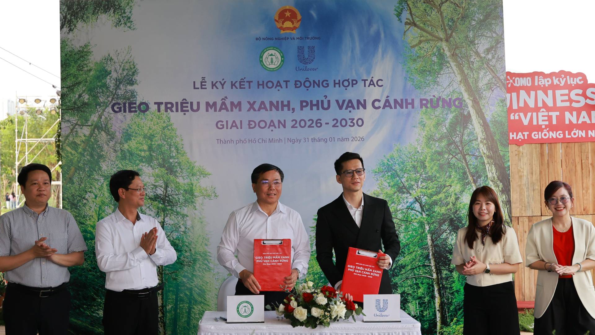 Khoảnh khắc ký kết hiện thực hóa cam kết vì một Việt Nam xanh và 1 triệu cây trong giai đoạn 2026 - 2030 giữa Cục Lâm nghiệp và Kiểm lâm, Bộ Nông nghiệp - Môi trường và Unilever Việt Nam cùng nhãn hàng OMO. 