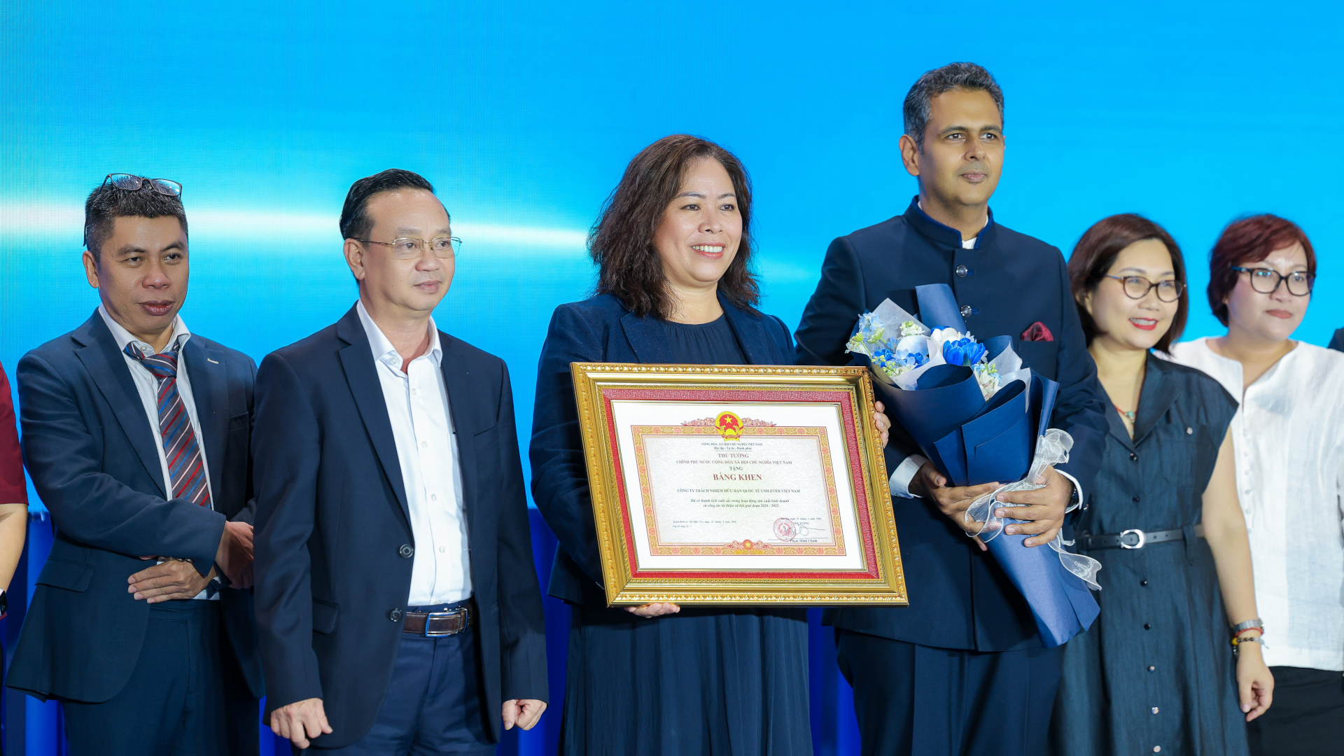 Đại diện Unilever Việt Nam vinh dự đón nhận Bằng khen của Thủ tướng Chính phủ