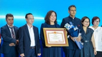 Đại diện Unilever Việt Nam vinh dự đón nhận Bằng khen của Thủ tướng Chính phủ