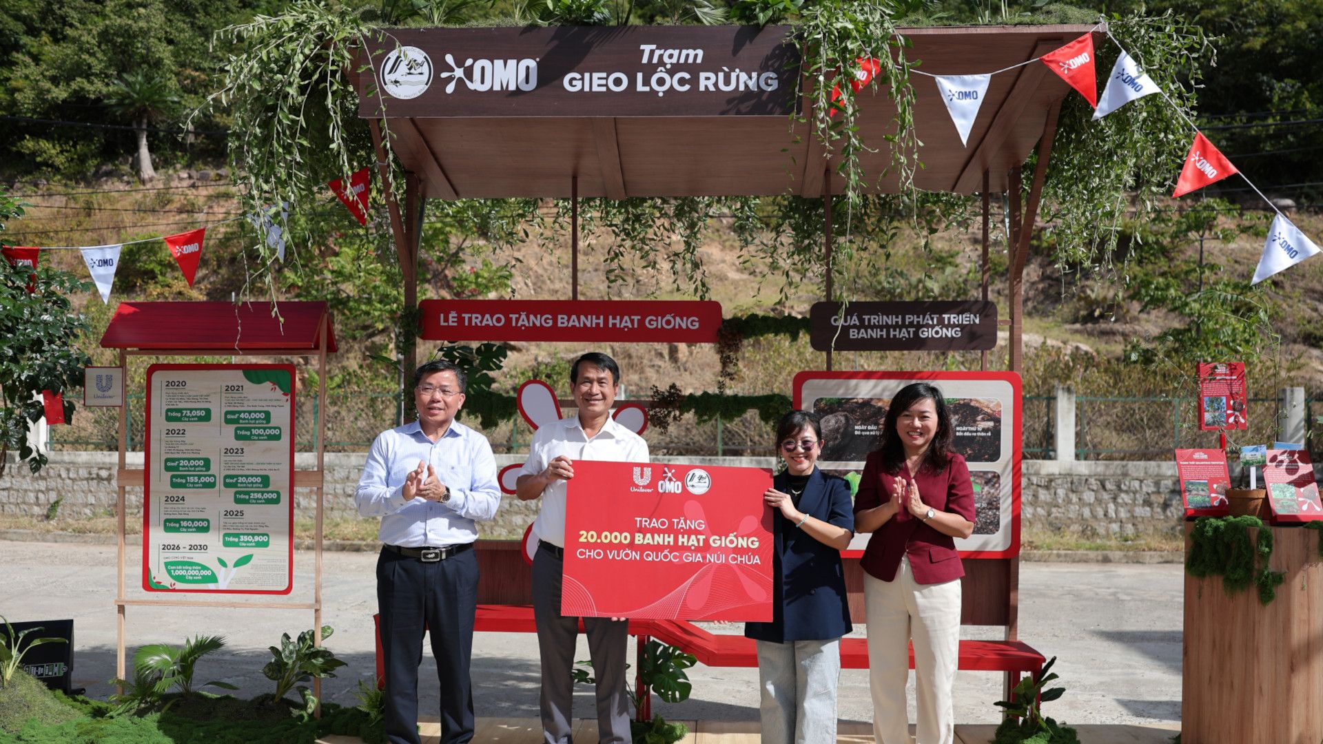 Đại diện Vườn quốc gia Núi Chúa - Phước Bình tiếp nhận 20.000 banh hạt giống từ nhãn hàng OMO 