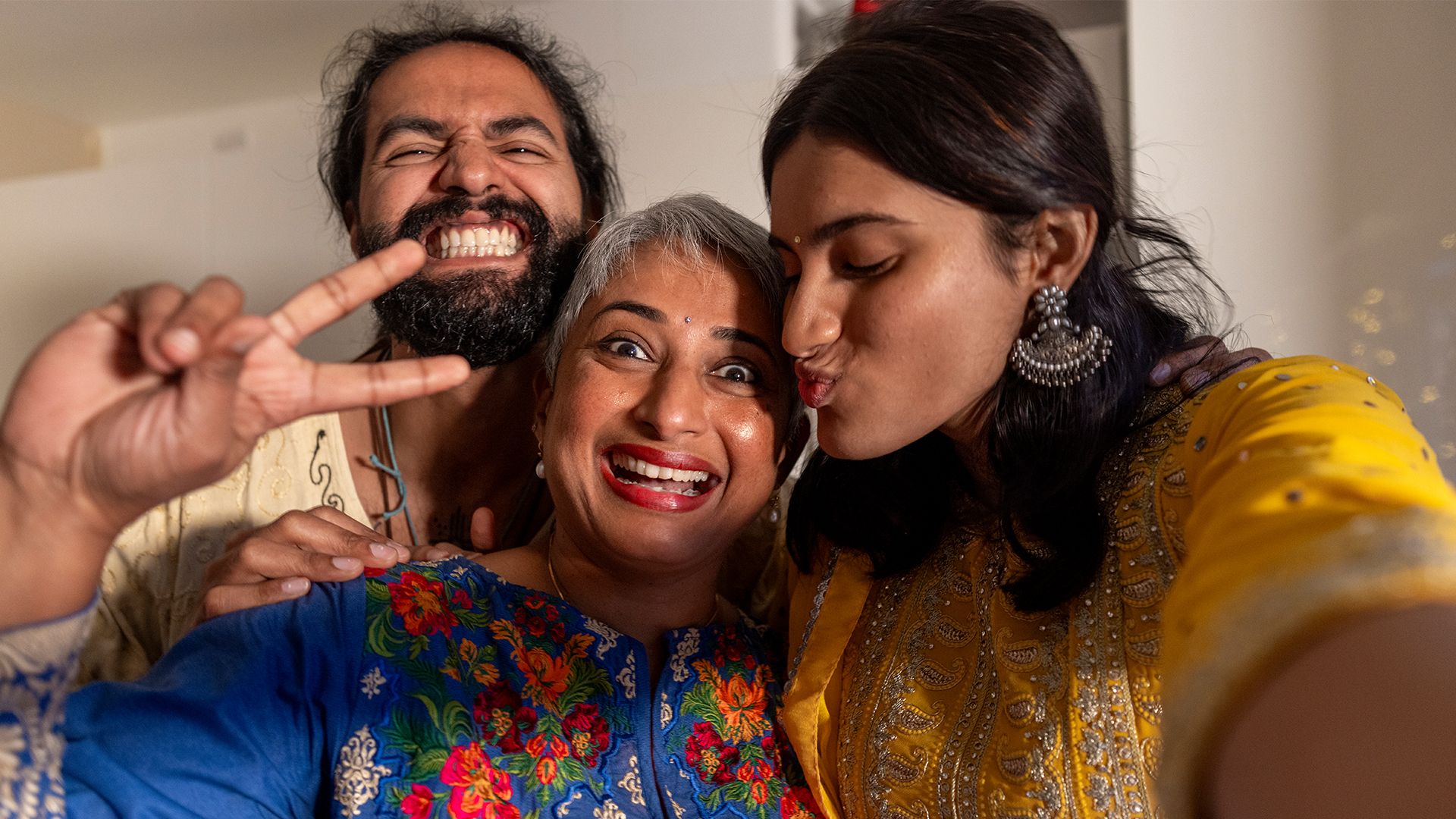 Ba người trong cùng một gia đình đang mỉm cười.