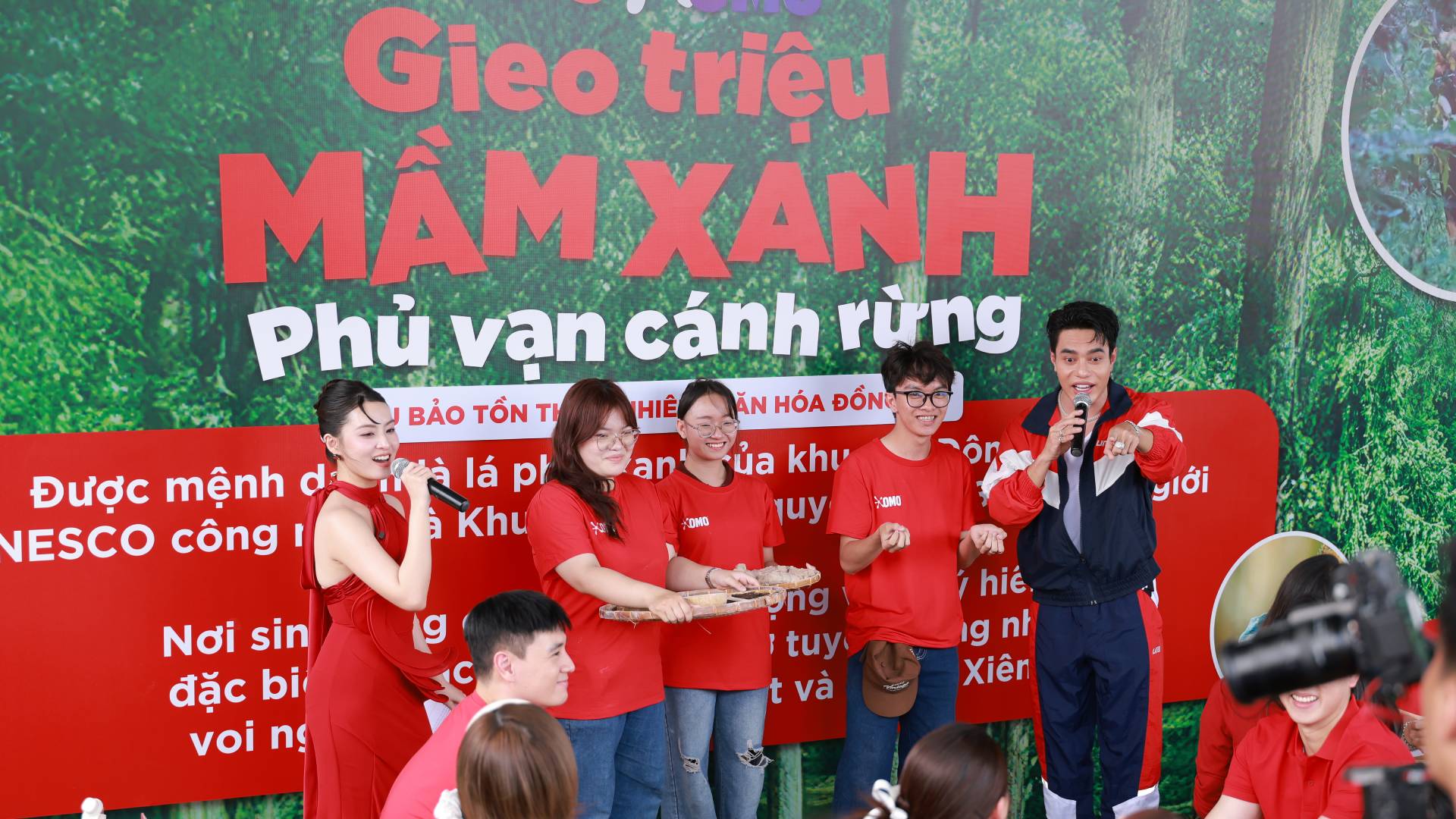 Các nghệ sĩ, blogger du lịch và gia đình có sức ảnh hưởng cùng nhau trải nghiệm làm banh hạt giống. 