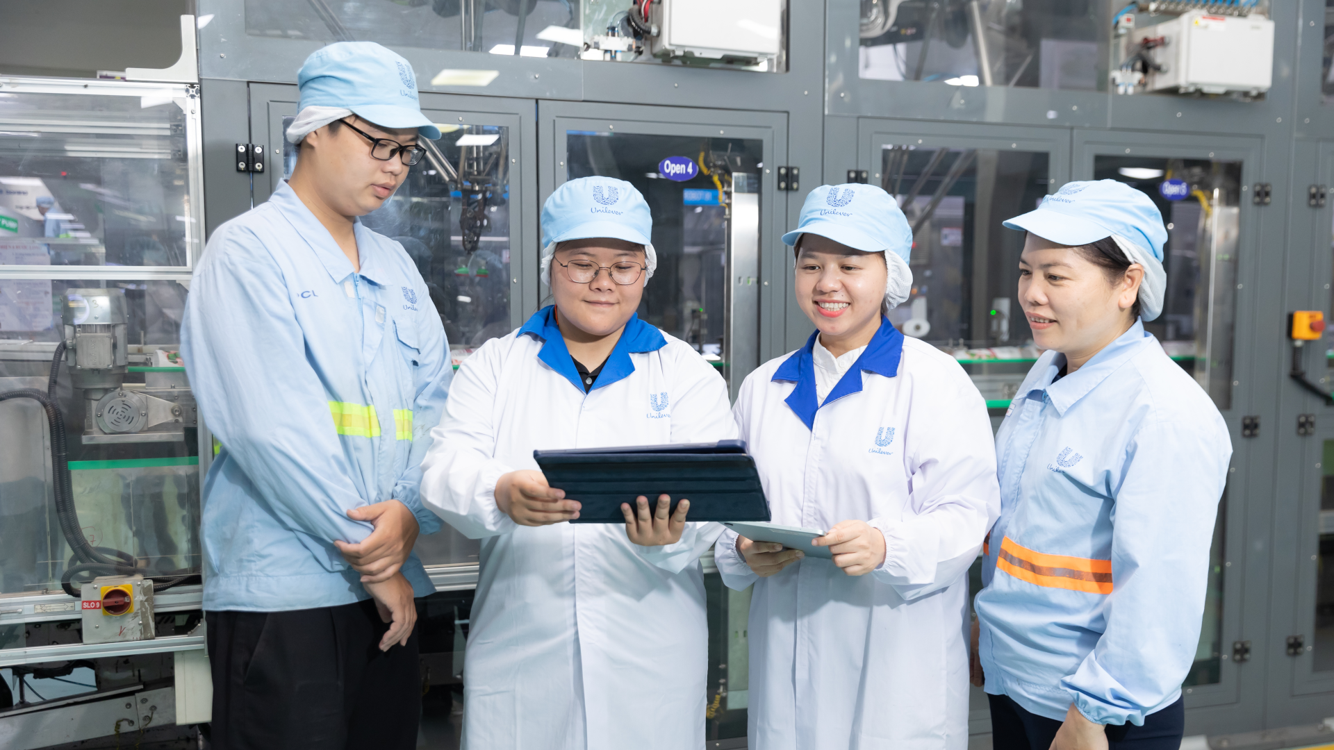 Đến nay, doanh nghiệp đã tạo ra gần 1.400 việc làm trực tiếp và đóng góp vào hệ sinh thái khoảng 10.000 việc làm gián tiếp thông qua mạng lưới đối tác rộng khắp