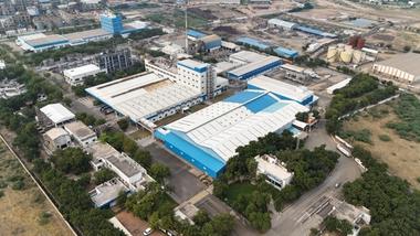 Toàn cảnh từ trên cao của nhà máy Gandhidham thuộc Unilever Ấn Độ, một cơ sở sản xuất quy mô lớn với tông màu trắng và xanh dương.
