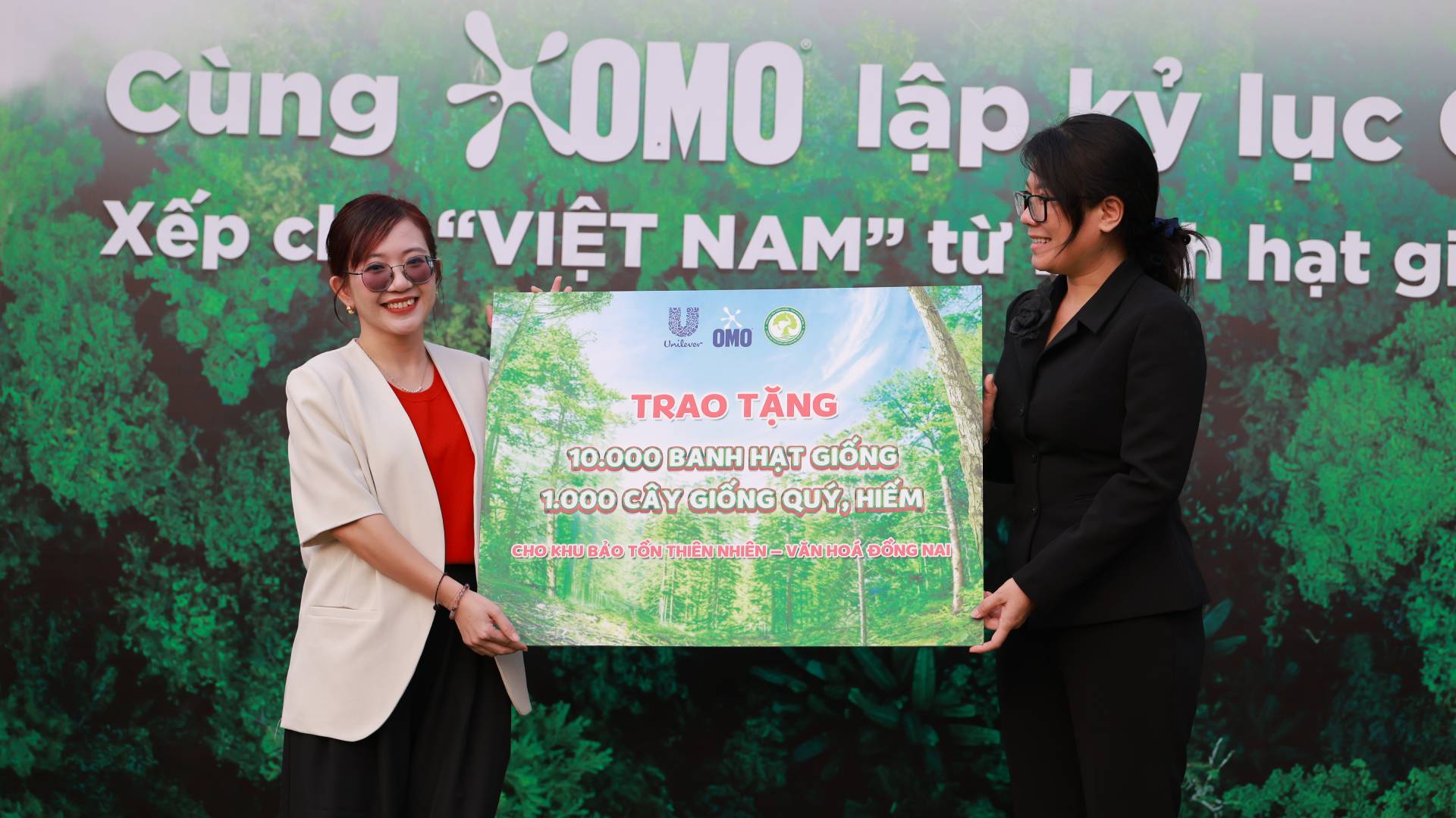 Đại diện Unilever trao tặng trao tặng 10.000 banh hạt giống và 1.000 cây giống quý, hiếm từ OMO cho đại diện Thiên nhiên - Văn hóa Đồng Nai. 