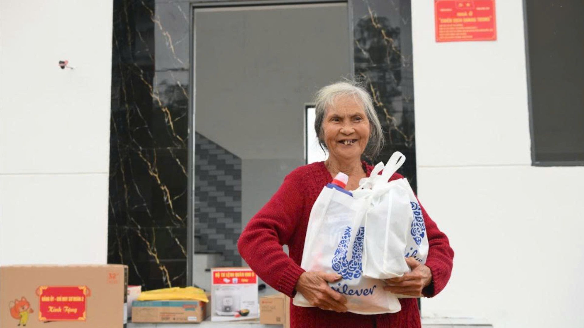 Các nhu yếu phẩm cơ bản được trao tặng, góp phần giúp người dân sớm ổn định sinh hoạt tại ngôi nhà mới