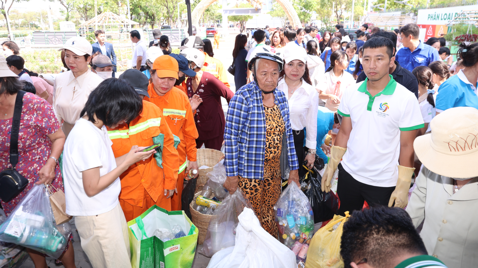 Người dân địa phương tích cực tham gia phân loại rác tại trạm MRF.