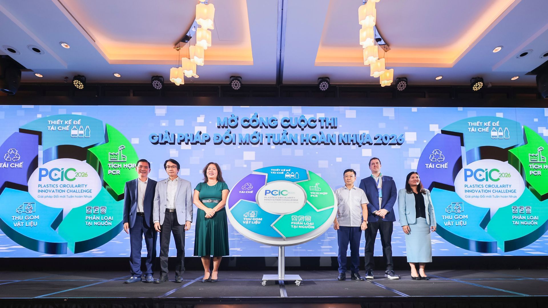 Nghi thức Mở cổng cuộc thi Giải pháp Đổi mới Tuần hoàn Nhựa.