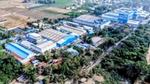 Ảnh chụp từ trên cao nhà máy sản xuất sản phẩm chăm sóc gia đình Pondicherry (Ấn Độ) ) – các tòa nhà công nghiệp lớn sơn màu xanh trắng.