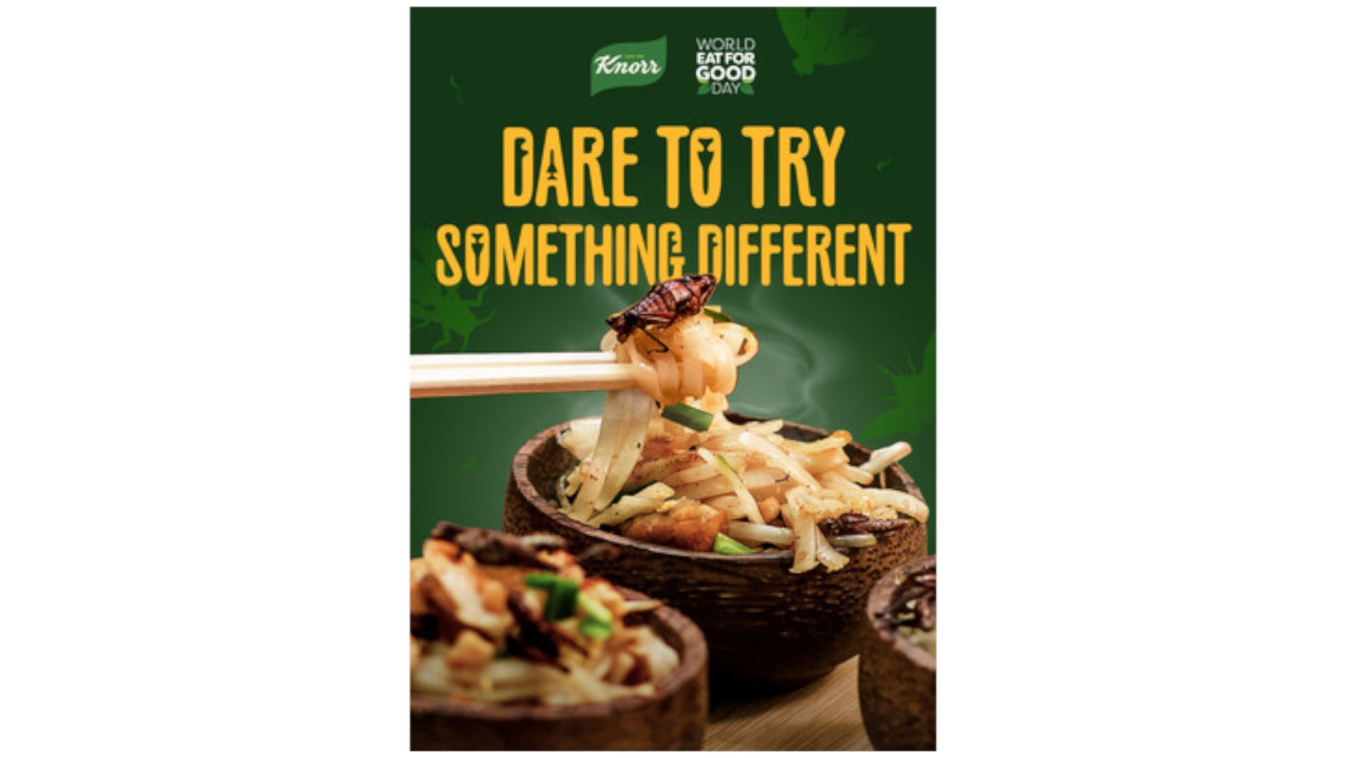 Hình ảnh đôi đũa gắp mì ra khỏi tô có côn trùng đậu trên thức ăn